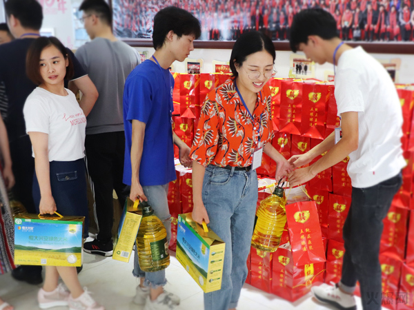與愛(ài)同行,雙喜臨門(mén)!火爆網(wǎng)發(fā)放中秋禮品并包場(chǎng)邀請(qǐng)200名員工看電影!